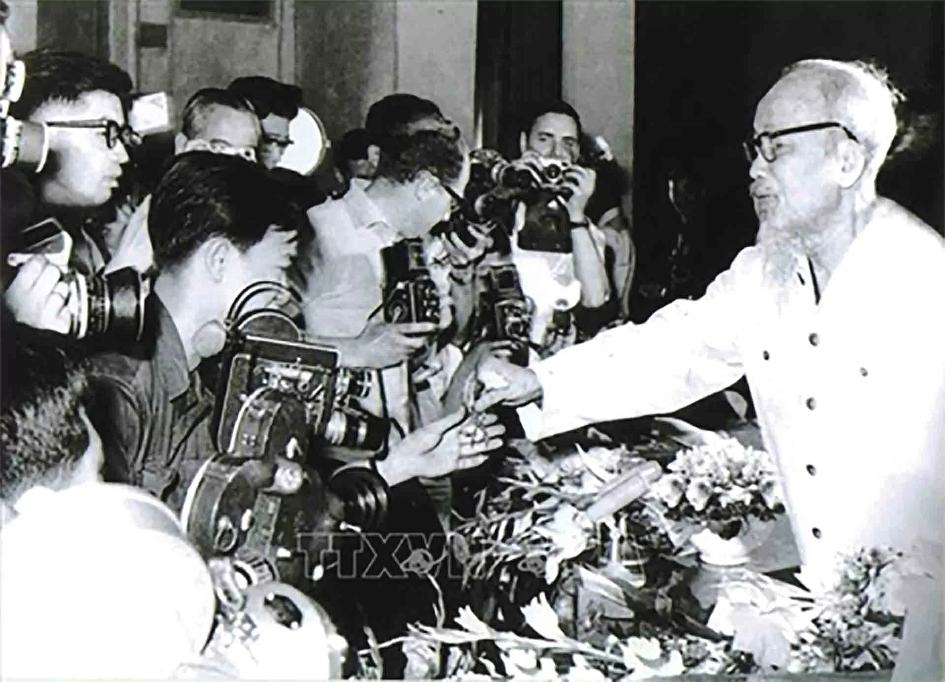 Chủ tịch Hồ Chí Minh gặp gỡ phóng viên các cơ quan báo chí trong và ngoài nước tại Thủ đô Hà Nội, tháng 5/1968. (Nguồn: TTXVN)