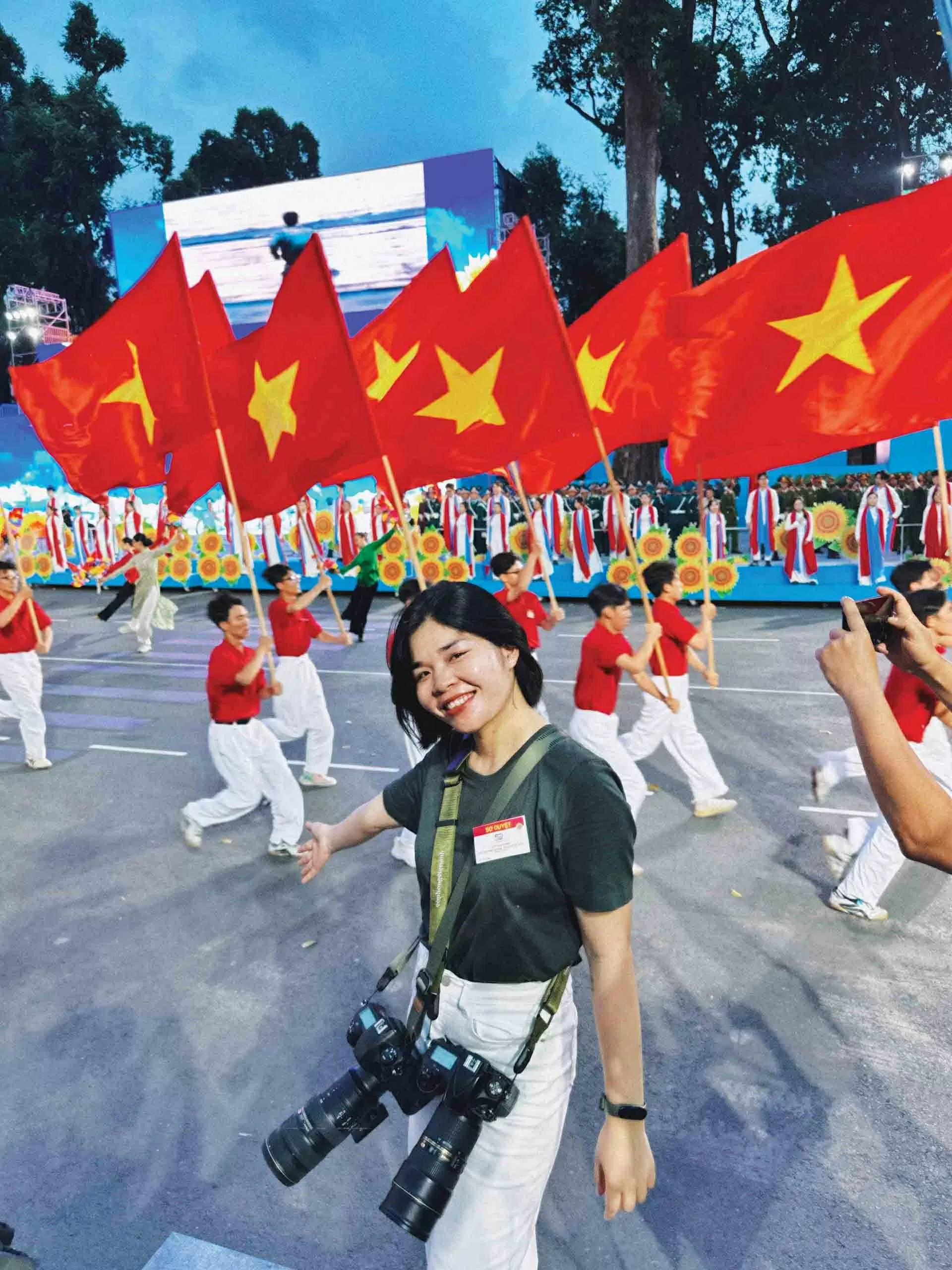 Tác giả tác nghiệp tại lễ sơ duyệt chương trình diễu binh, diễu hành kỷ niệm 50 năm ngày Giải phóng miền Nam, thống nhất đất nước.  (Ảnh: TGCC)
