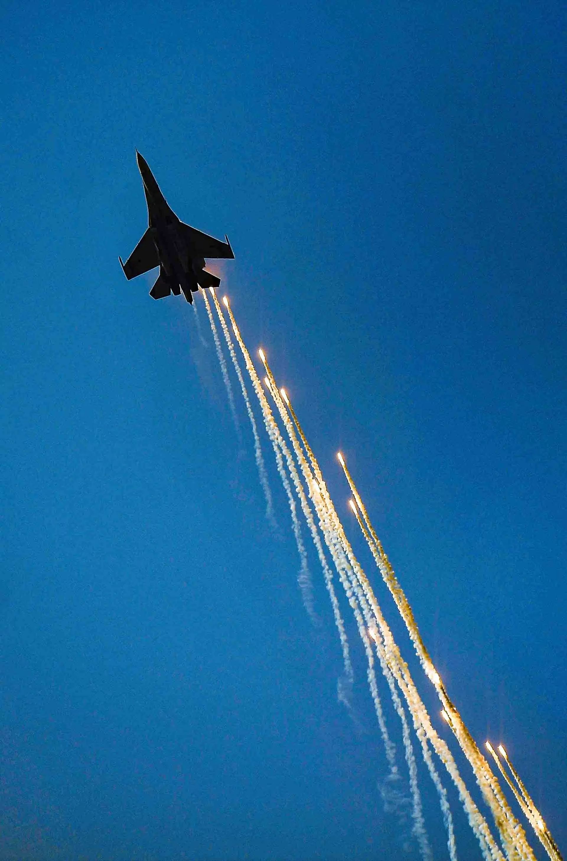 Khoảnh khắc chiếc Su-30 thả bẫy nhiệt trên bầu trời TP. Hồ Chí Minh. (Ảnh: Hoàng Hồng)