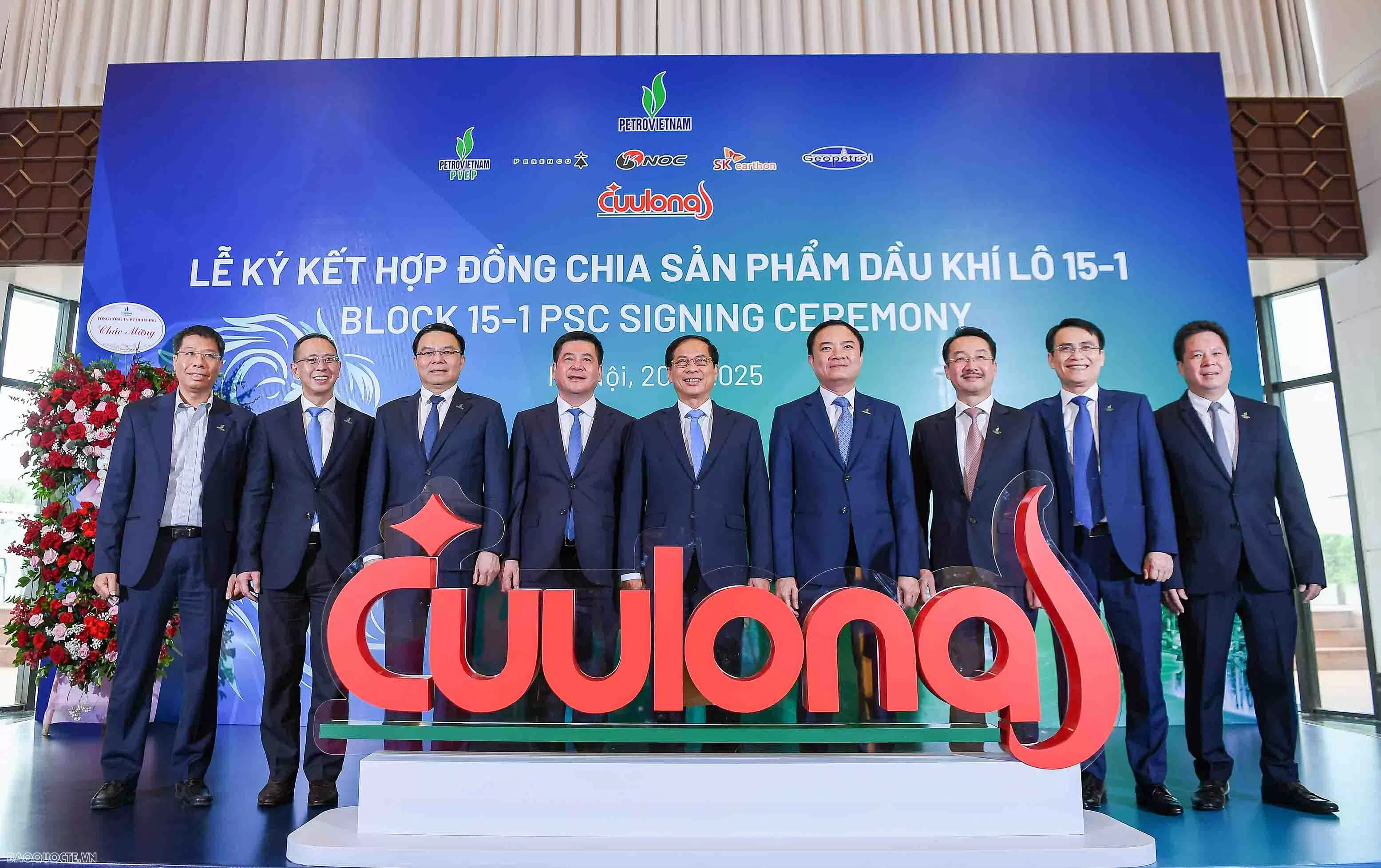 Phó Thủ tướng Bùi Thanh Sơn cùng các đại biểu tham dự buổi lễ.