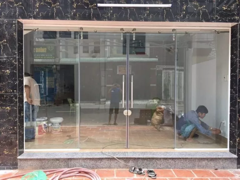 Việt Phong thi công cửa kính cường lực cho khách hàng. Việt Phong thi công cửa kính cường lực cho khách hàng.