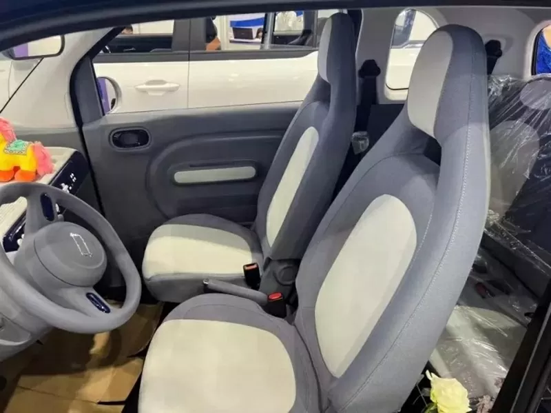 Nội thất của FAW Bestune Xiaoma có 4 chỗ ngồi với 2 hàng ghế