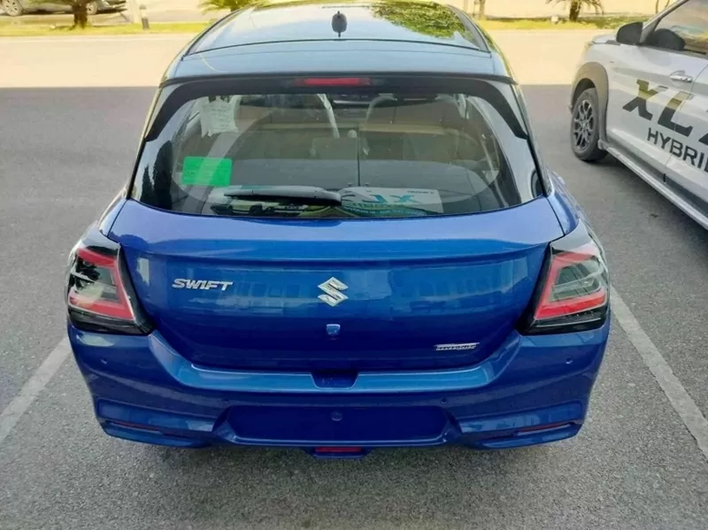 Ngoại hình của Swift 2025 không có nhiều thay đổi so với thế hệ trước, vẫn giữ kiểu dáng nhỏ gọn đặc trưng