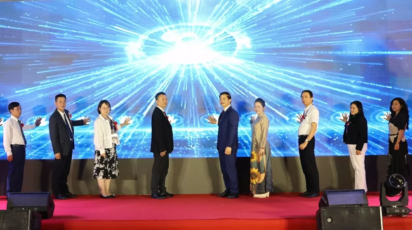 Các đại biểu thực hiện nghi thức khai mạc Triển lãm. (Nguồn: Thương hiệu và Công luận)