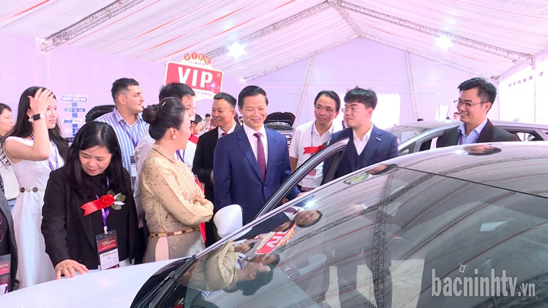 Chủ tịch UBND tỉnh Vương Quốc Tuấn thăm quan các gian hàng trưng bày tại Triển lãm. (Nguồn: bacninhtv) Chủ tịch UBND tỉnh Vương Quốc Tuấn thăm quan các gian hàng trưng bày tại Triển lãm. (Nguồn: bacninhtv)