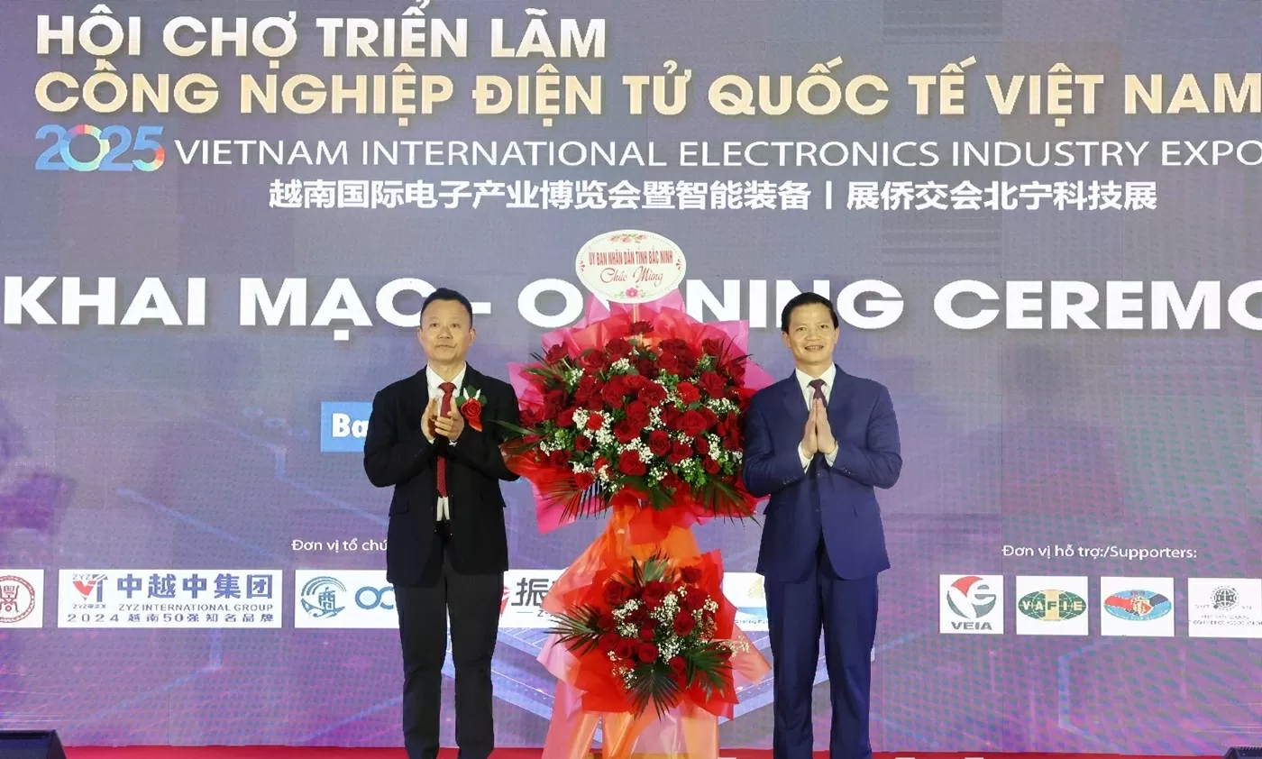 Chủ tịch UBND tỉnh Vương Quốc Tuấn tặng hoa chúc mừng Triển lãm. (Nguồn: Thương hiệu và Công luận) Chủ tịch UBND tỉnh Vương Quốc Tuấn tặng hoa chúc mừng Triển lãm. (Nguồn: Thương hiệu và Công luận)