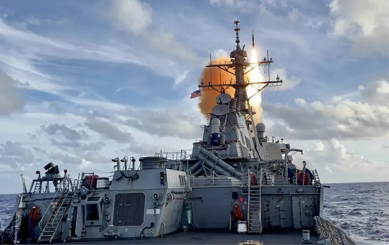 Tàu khu trục USS Benfold (DDG 65) lớp Arleigh Burke phóng tên lửa Standard Missile SM-6 trong cuộc tấn công thử nghiệm trên biển nhằm vào tàu hộ tống đã ngừng hoạt động USS Vandegrift, trong khuôn khổ cuộc tập trận Valiant Shield 2022 (VS 22) vào ngày 16/6/2022. Ảnh Topwar
