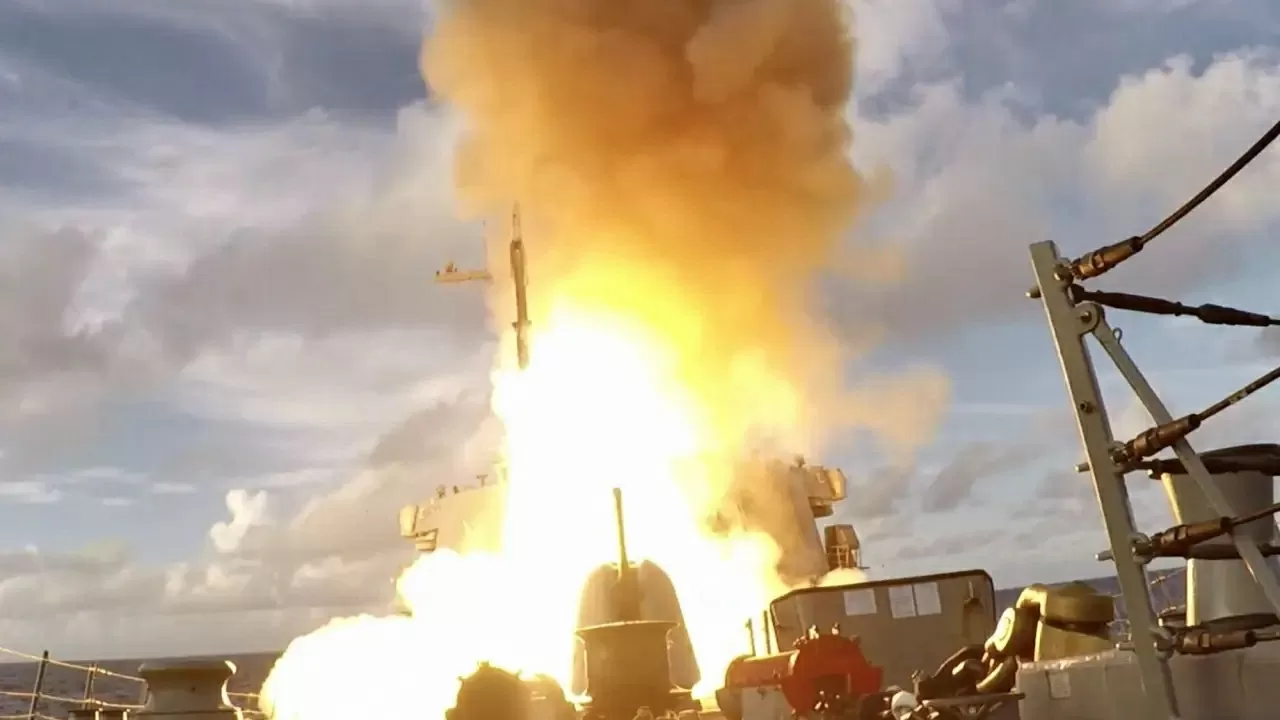 Tàu ASEV của Nhật Bản sẽ được trang bị tên lửa SM-6. Ảnh: Topwar