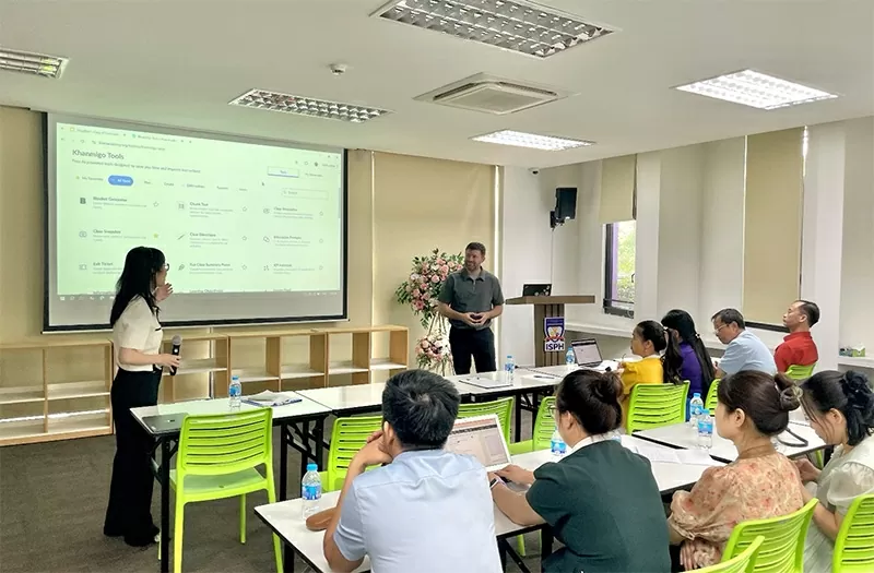 Đội ngũ giáo viên đang được tập huấn thử nghiệm sử dụng Khanmigo Đội ngũ giáo viên đang được tập huấn thử nghiệm sử dụng Khanmigo