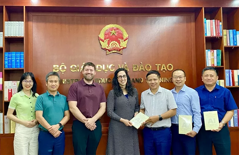 TS. Nguyễn Sơn Hải chụp ảnh cùng đại diện Khan Academy Hoa Kỳ và The Vietnam Foundation TS. Nguyễn Sơn Hải chụp ảnh cùng đại diện Khan Academy Hoa Kỳ và The Vietnam Foundation