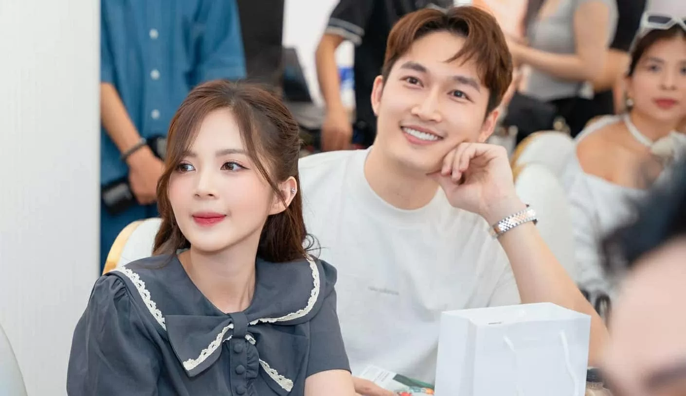 Đình Tú và Nguyễn Hoàng Ngọc Huyền được khen đẹp đôi dù nữ diễn viên thấp hơn bạn trai tới 30cm. Đình Tú và Nguyễn Hoàng Ngọc Huyền được khen đẹp đôi dù nữ diễn viên thấp hơn bạn trai tới 30cm.