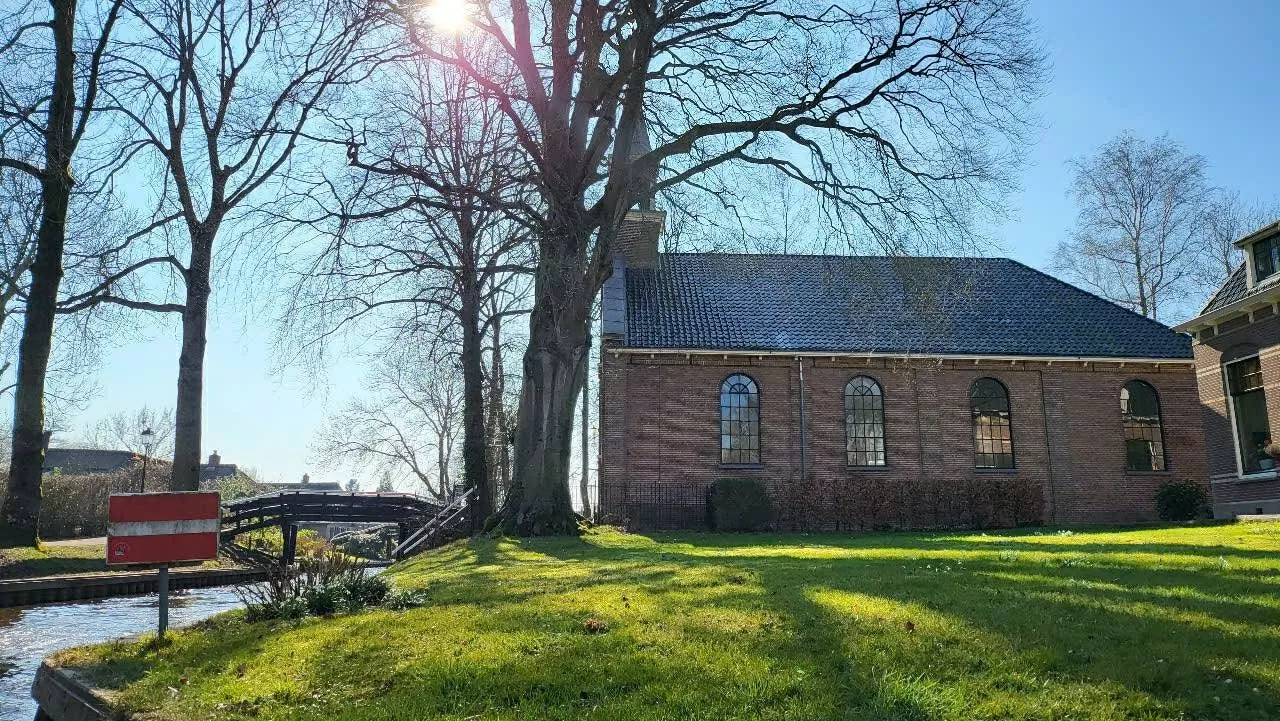 Nhiều du khách, trong đó có không ít người Việt, không hề ngần ngại khi gọi Giethoorn là “ngôi làng cổ tích có thật”, nơi ai đến cũng mong được ở lại lâu hơn và khi rời đi, đều mang theo những lưu luyến. Nhiều du khách, trong đó có không ít người Việt, không hề ngần ngại khi gọi Giethoorn là “ngôi làng cổ tích có thật”, nơi ai đến cũng mong được ở lại lâu hơn và khi rời đi, đều mang theo những lưu luyến.