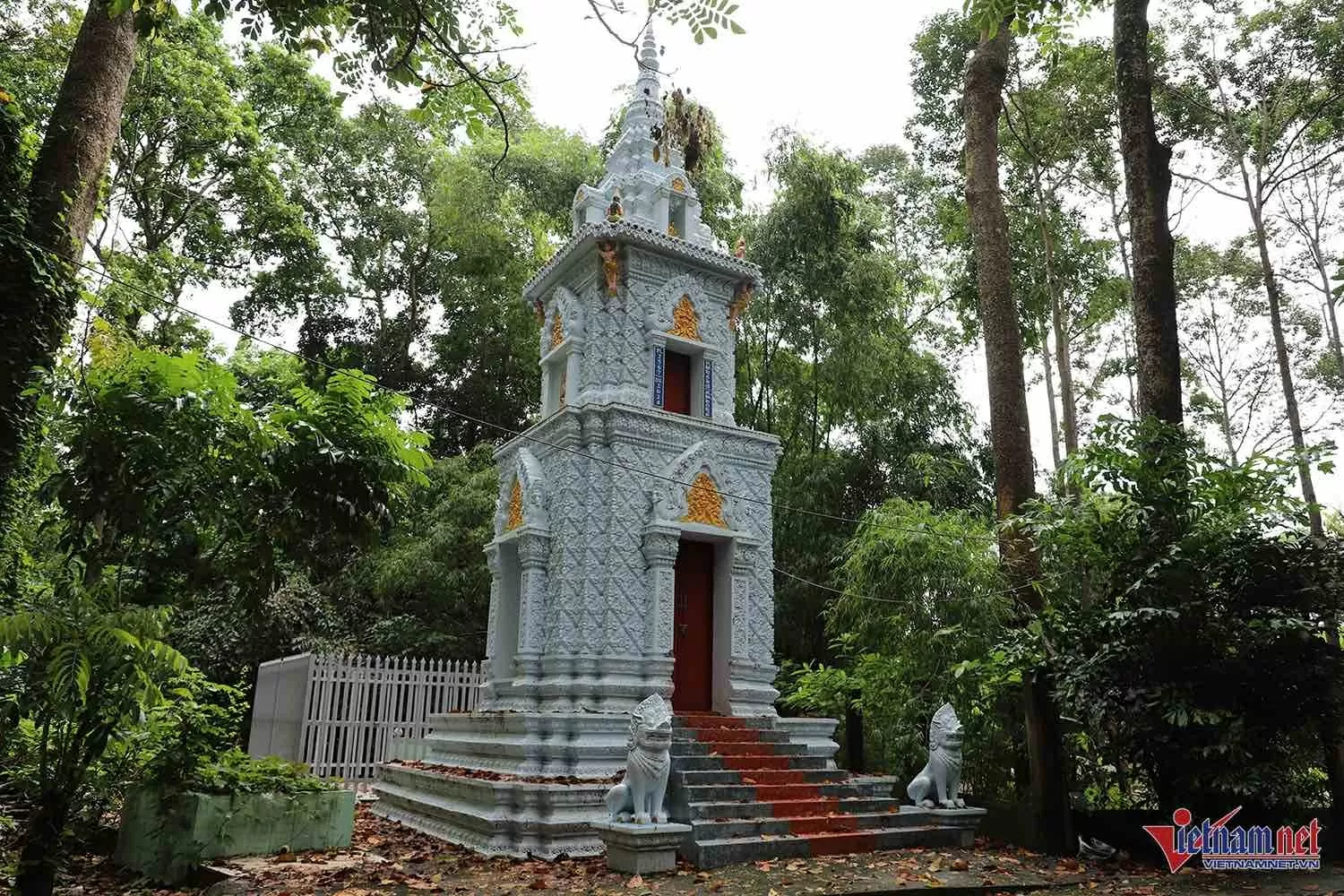 Các bảo tháp trong khuôn viên chùa. 