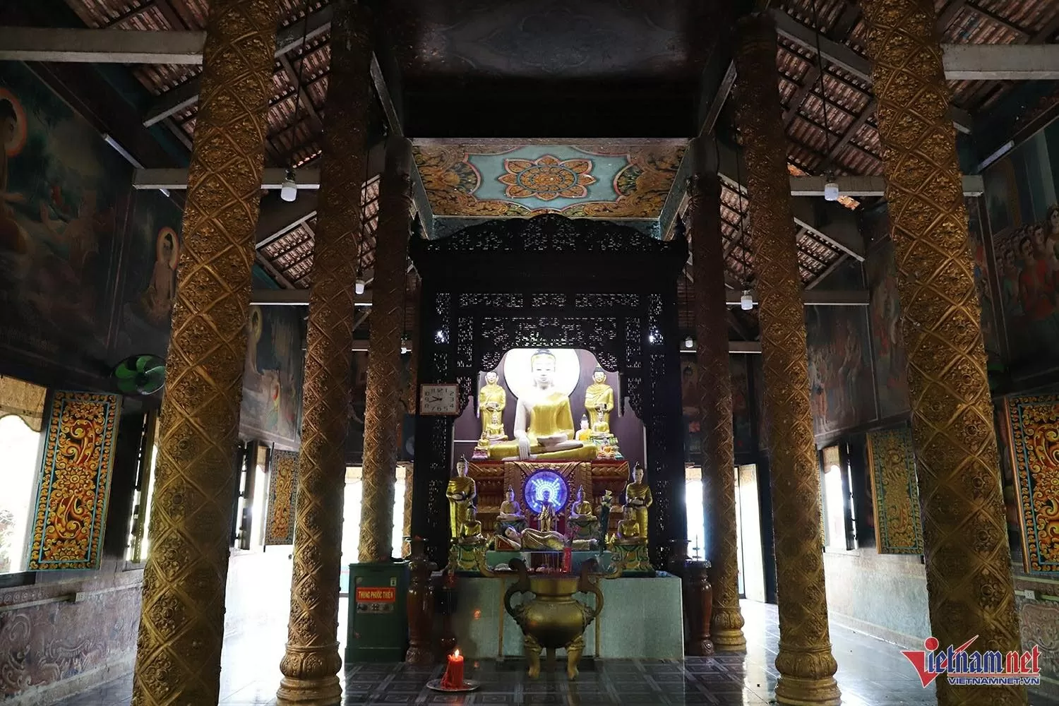 Bên trong chánh điện có pho tượng Phật Thích Ca bằng đá nguyên khối được đặt trên tòa sen cao khoảng 2m