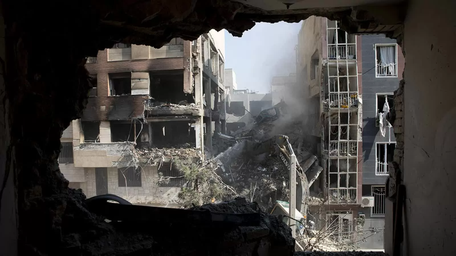 Xung đột Israel-Iran: Israel không kích kho tên lửa ở miền Trung Iran, triển khai hệ thống trú ẩn di động; Iran triển khai đợt tấn công mới; EU nghi n