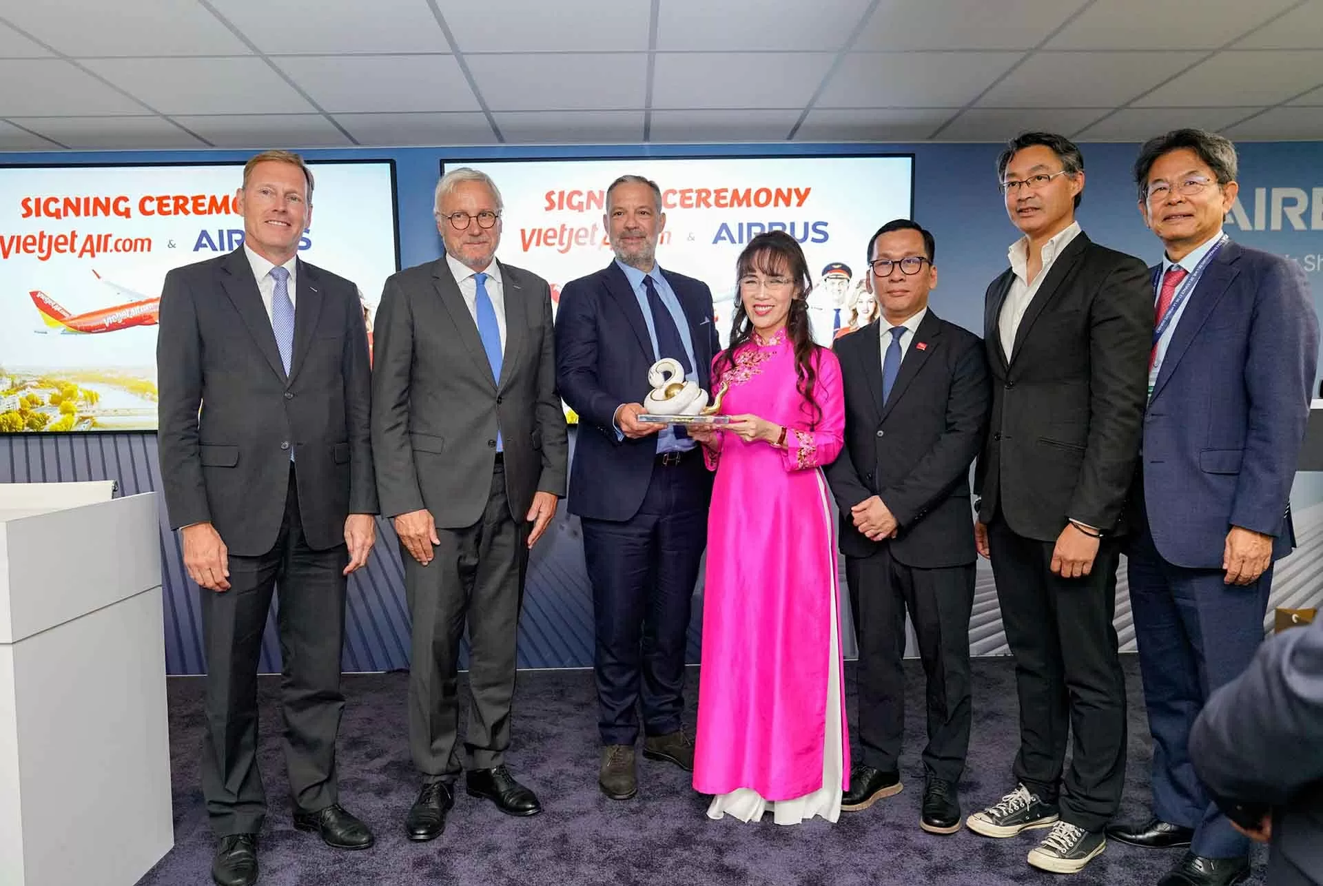 Đại diện lãnh đạo Airbus và Vietjet tại Triển lãm Hàng không Lé Bourget Paris (Paris Airshow) 2025 Đại diện lãnh đạo Airbus và Vietjet tại Triển lãm Hàng không Lé Bourget Paris (Paris Airshow) 2025