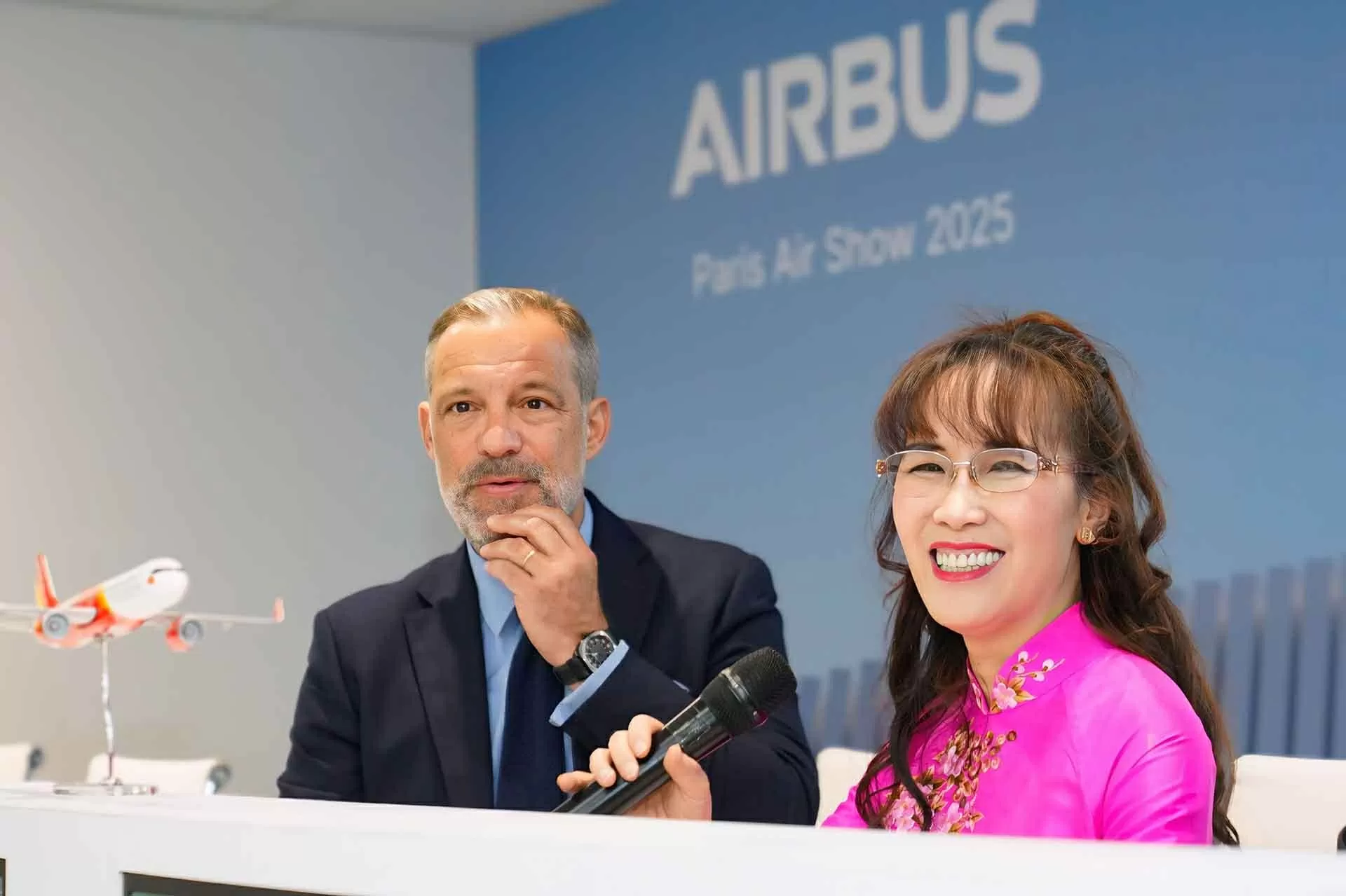 Chủ tịch HĐQT Vietjet Nguyễn Thị Phương Thảo (giữa) phát biểu tại lễ ký kết giữa Vietjet và Airbus