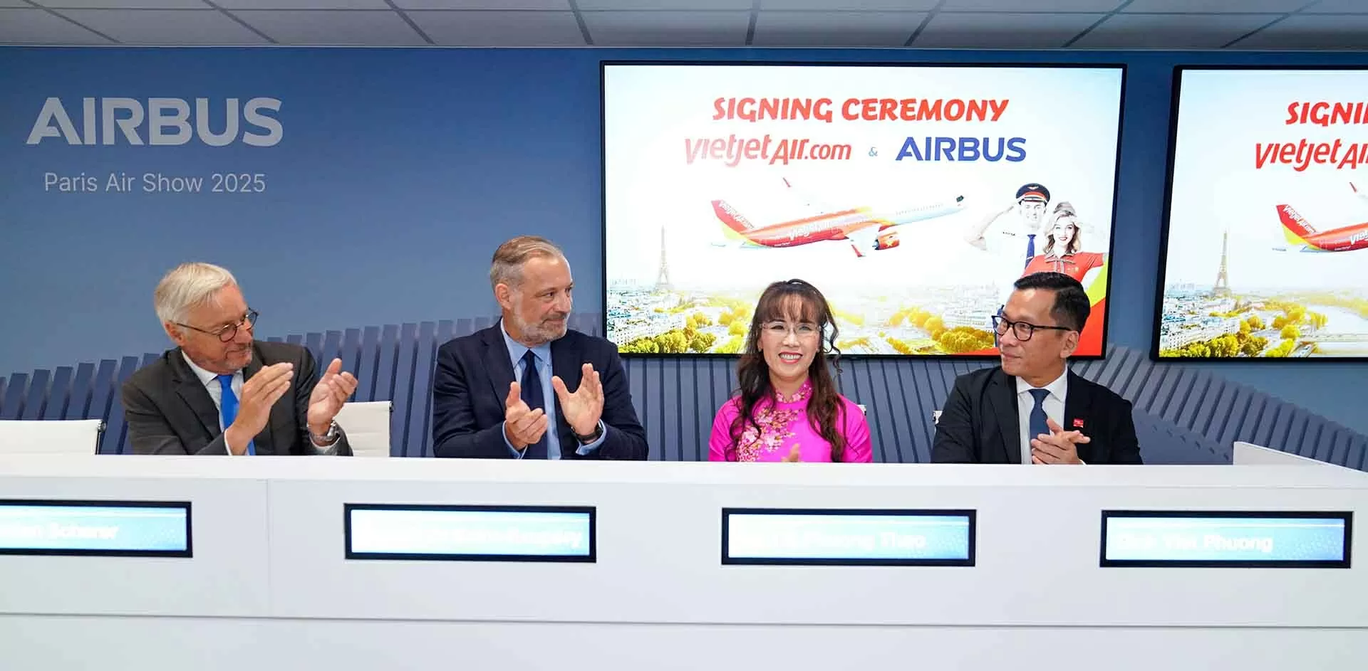 Chủ tịch HĐQT Vietjet Nguyễn Thị Phương Thảo (giữa) phát biểu tại lễ ký kết giữa Vietjet và Airbus