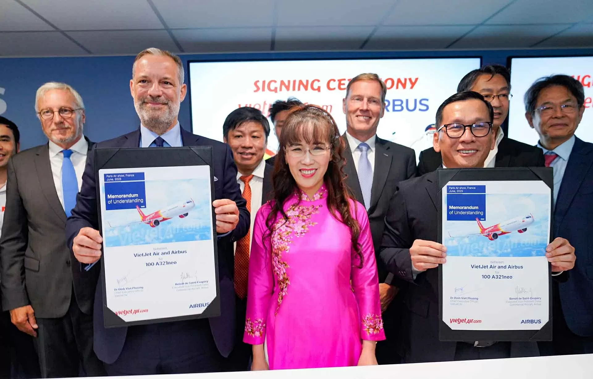 Ông Đinh Việt Phương, Tổng Giám đốc Vietjet (phải) và ông Benoît de Saint-Exupéry, Phó Chủ tịch cấp cao phụ trách Kinh doanh máy bay thương mại của Airbus (trái) trao thỏa thuận đặt hàng 100 máy bay A321neo mới