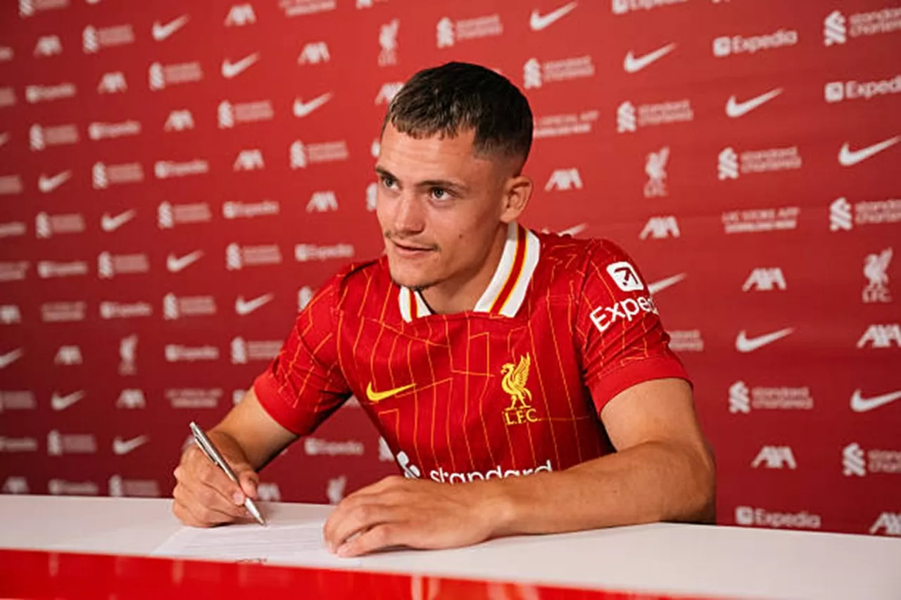 1. Florian Wirtz (Liverpool - 136 triệu euro) - Nhằm tăng tính sáng tạo và mềm mại cho hàng công, The Reds đã quyết tâm theo đuổi Wirtz và cuối cùng đã ngã giá 136 triệu euro (116,5 triệu bảng) với Leverkusen. Với mức phí này, Wirtz đã trở thành cầu thủ đắt giá nhất lịch sử Liverpool và Premier League