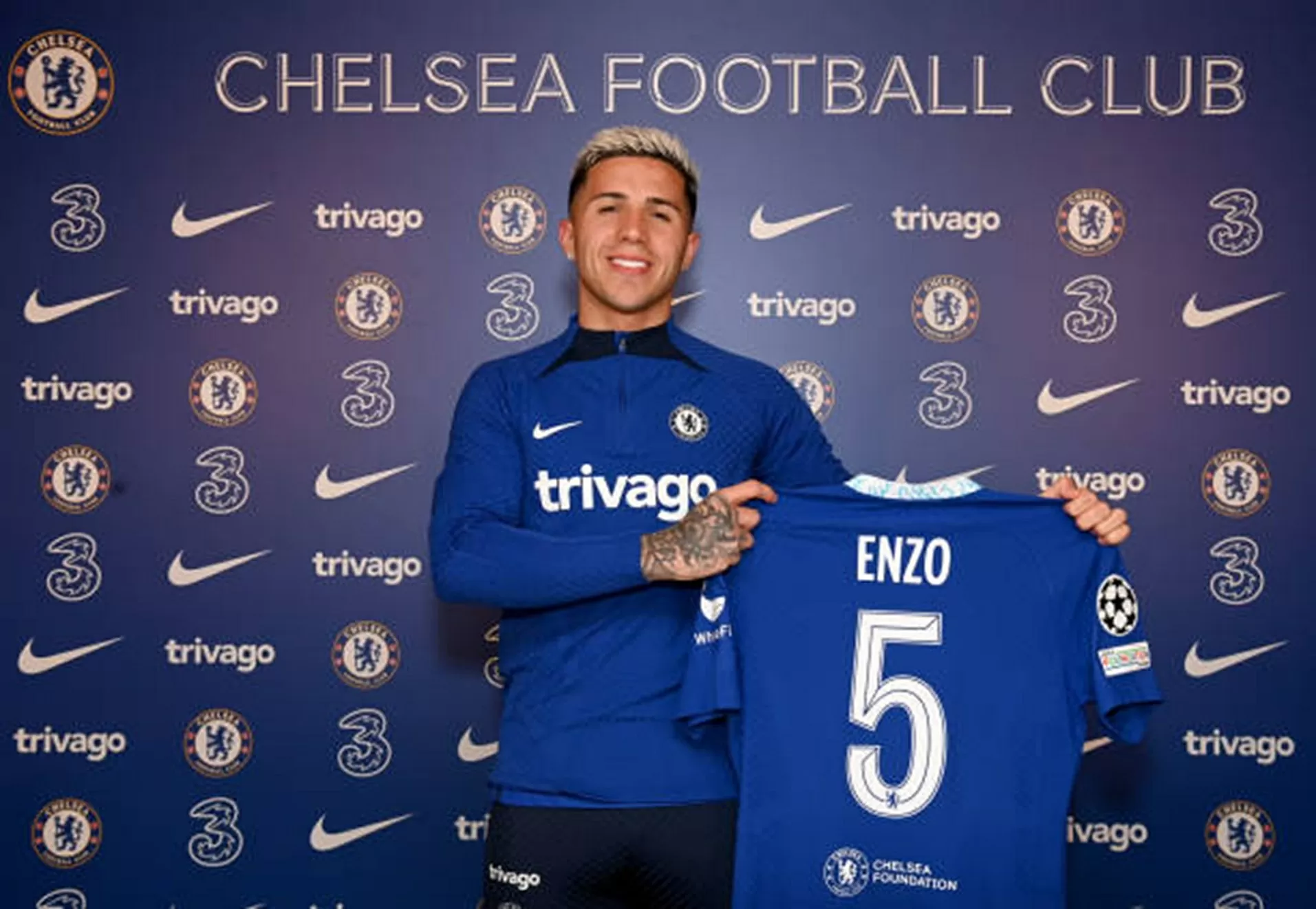3. Enzo Fernandez (Chelsea - 122 triệu euro) - Sau khi đóng vai trò quan trọng trên hành cùng Argentina vô địch World Cup 2022, Fernandez đã gia nhập Chelsea vào đầu năm 2023, trở thành cầu thủ đắt giá nhất lịch sử The Blues tại thời điểm đó