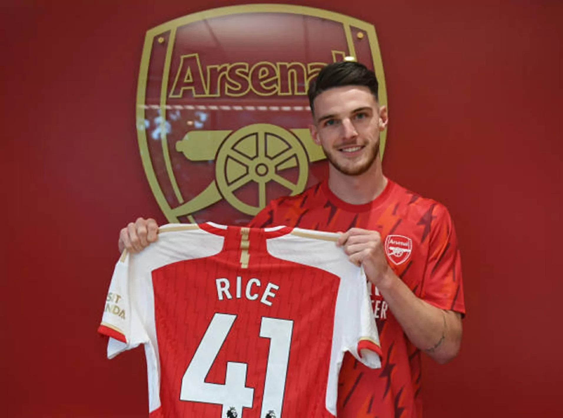 4. Declan Rice (Liverpool - 122 triệu euro) - Nâng tầm tuyến giữa, Arsenal đã vung mạnh tay mua Rice vào hè 2023, biến tiền vệ này trở thành cầu thủ Anh đắt giá nhất lịch sử. Sau 2 năm, Rice ngày càng hoàn thiện nhưng đáng tiếc Arsenal vẫn chưa thể vô địch Premier League.