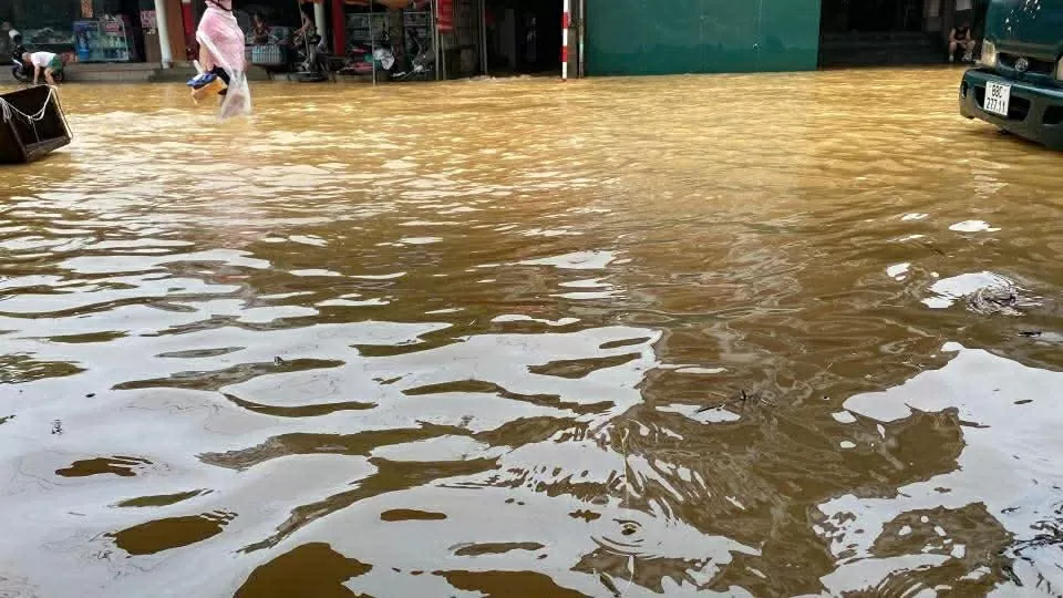 Nước ngập sâu tại thành phố Thái Nguyên. (Nguồn: Vietnamnet)