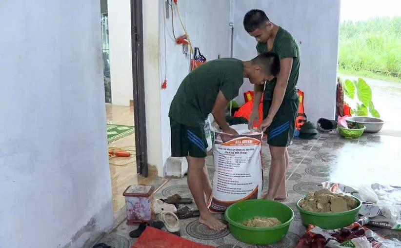 Lực lượng thuộc Bộ Chỉ huy Quân sự tỉnh Thái Nguyên hỗ trợ người dân di dời tài sản. (Nguồn: Vietnamnet)