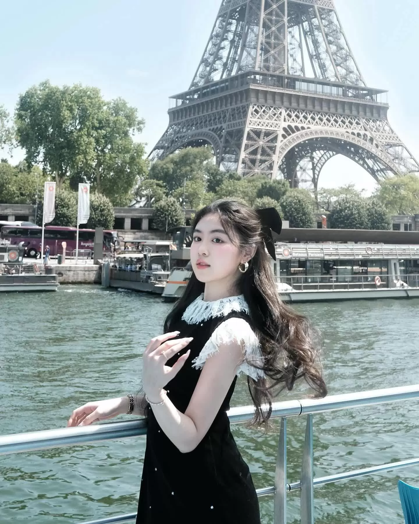 Người đẹp 19 tuổi tôn cánh tay thon thả cùng váy nhung phối ren, đi kèm là phụ kiện nơ cài tóc xinh xắn ăn ý. Dưới bài đăng của Lọ Lem, hàng trăm bình luận khen phong cách, sắc vóc của cô.  'Đầm xinh, người cũng xinh phát sáng'; 'Lọ Lem hợp phong cách này quá, không khác gì các tiểu thư Paris'; 'Như công chúa, quá đẹp quá sang'..., một số tài khoản bình luận.