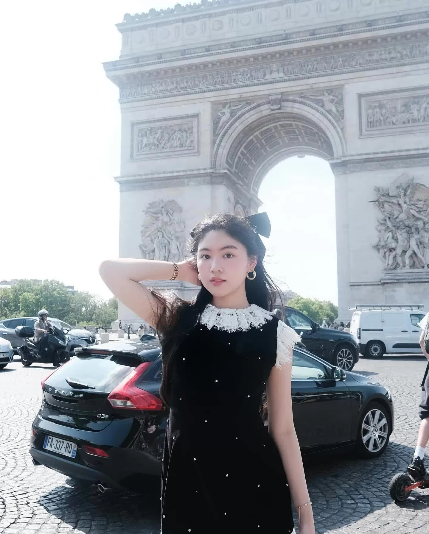 Set đồ còn được cô phối cùng chiếc đồng hồ lấp lánh trên tay. Đây là món phụ kiện Lọ Lem sắm từ năm ngoái và thường xuyên sử dụng.