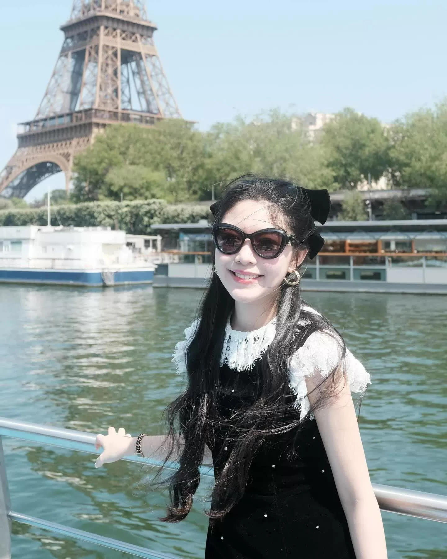 Dù mặc đầm bình dân, con gái Quyền Linh phối cùng cả set phụ kiện hàng hiệu.