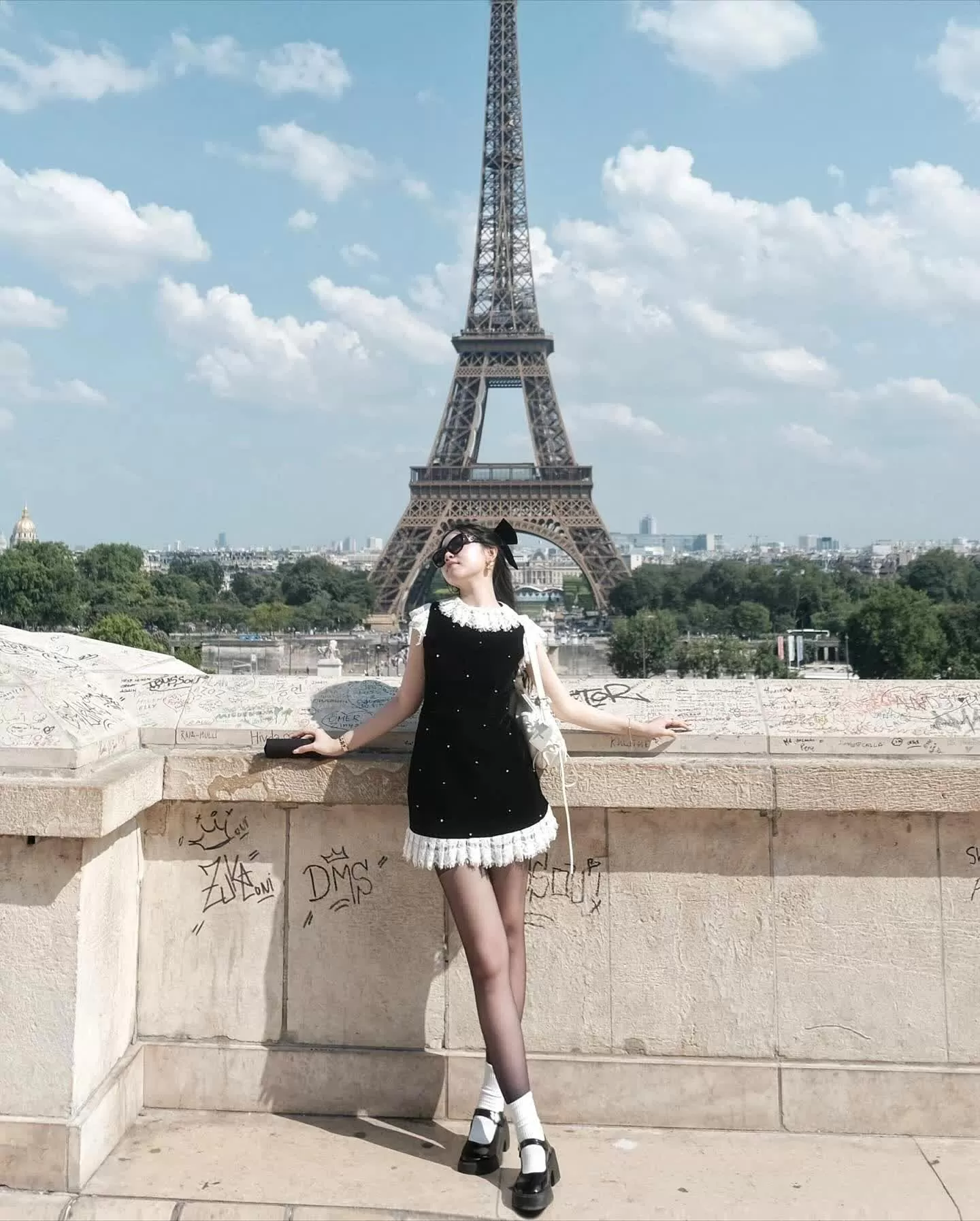 Lọ Lem thực hiện loạt ảnh tại các địa điểm nổi tiếng như tháp Eiffel, Khải Hoàn Môn... trong chuyến du lịch Paris. Lên đồ theo phong cách tiểu thư quý tộc, con gái Quyền Linh được nhiều khán giả khen như bước ra từ phim Emily in Paris.