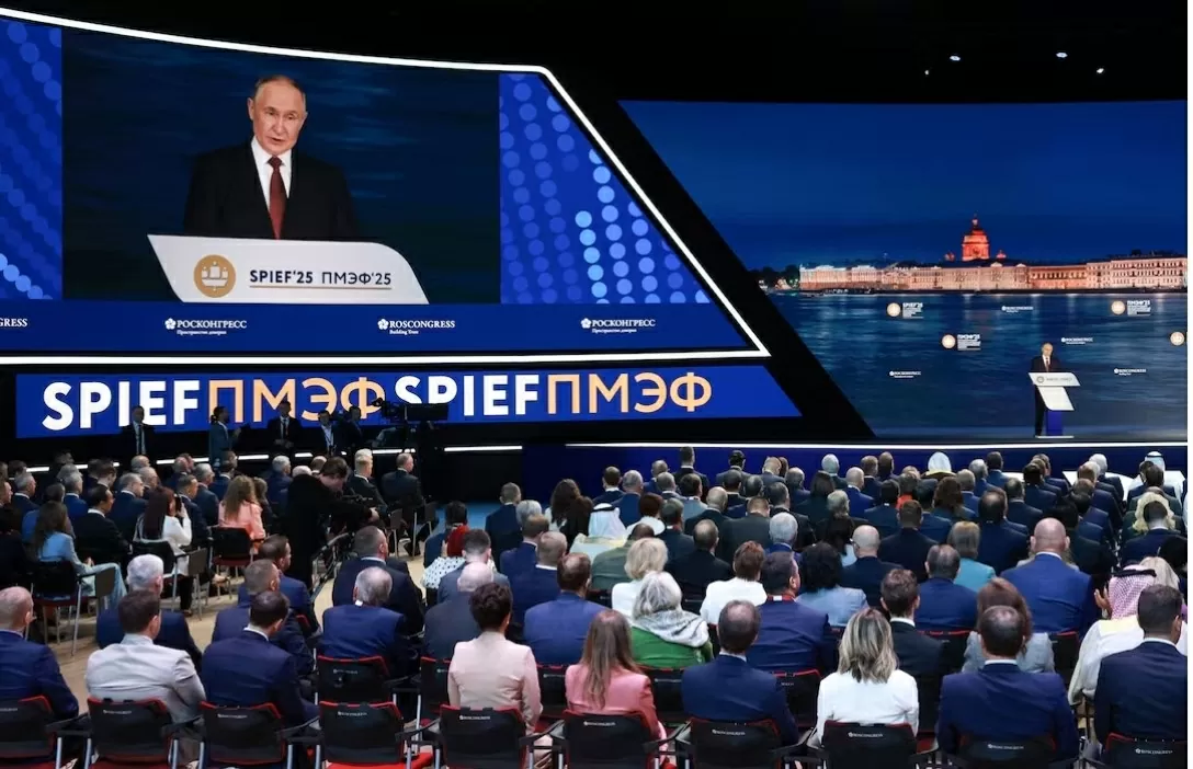 Tổng thống Nga Vladimir Putin phát biểu tại phiên họp toàn thể của Diễn đàn Kinh tế Quốc tế St. Petersburg (SPIEF) tại Saint Petersburg, Nga, ngày 20 tháng 6 năm 2025. REUTERS/Anton Vaganov Mua Quyền cấp phép