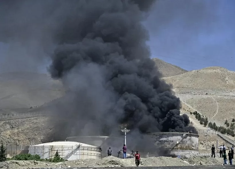 Khói bốc lên từ kho chứa nhiên liệu ở Tehran, Iran sau cuộc tấn công của Israel. (Ảnh: Kyodo/TTXVN) Khói bốc lên từ kho chứa nhiên liệu ở Tehran, Iran sau cuộc tấn công của Israel. (Ảnh: Kyodo/TTXVN)