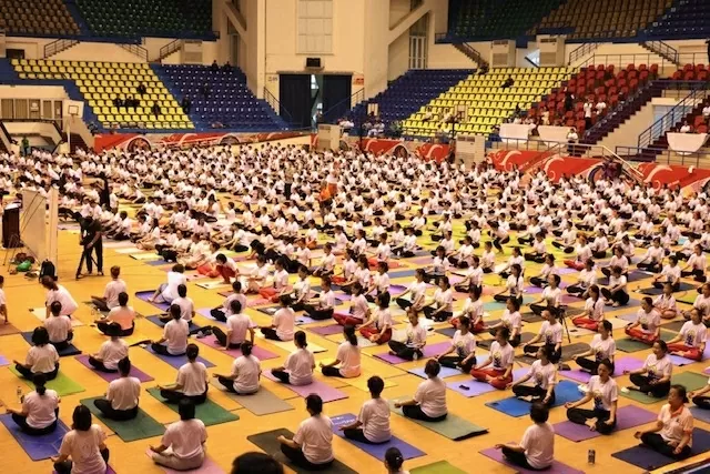 Hình ảnh những lớp học Yoga đông đảo học viên đã trở nên quen thuộc và gần gũi với người dân Việt Nam