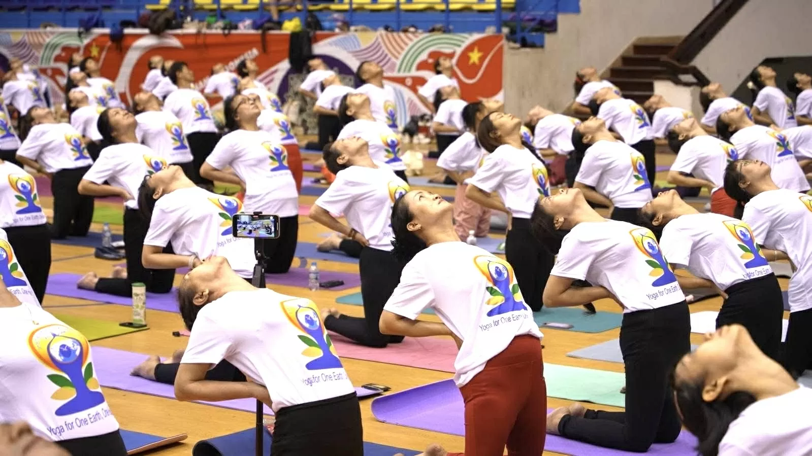 Hình ảnh những lớp học Yoga đông đảo học viên đã trở nên quen thuộc và gần gũi với người dân Việt Nam