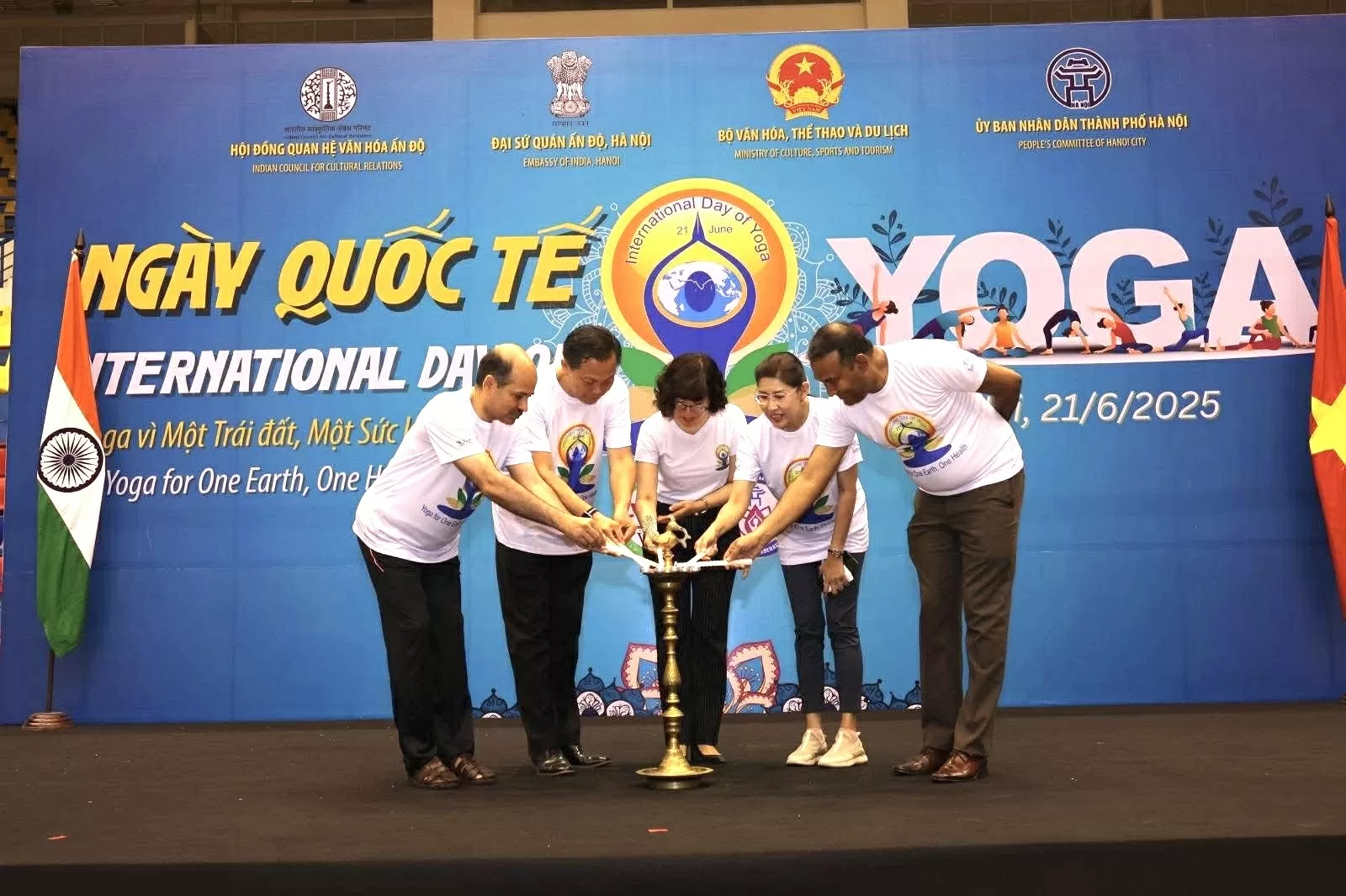 Hình ảnh những lớp học Yoga đông đảo học viên đã trở nên quen thuộc và gần gũi với người dân Việt Nam