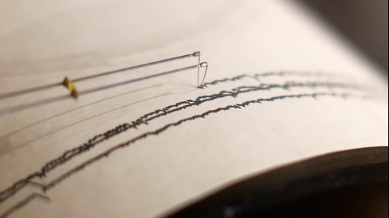 Động đất kép làm rung chuyển Nhật Bản trong vòng một giờ