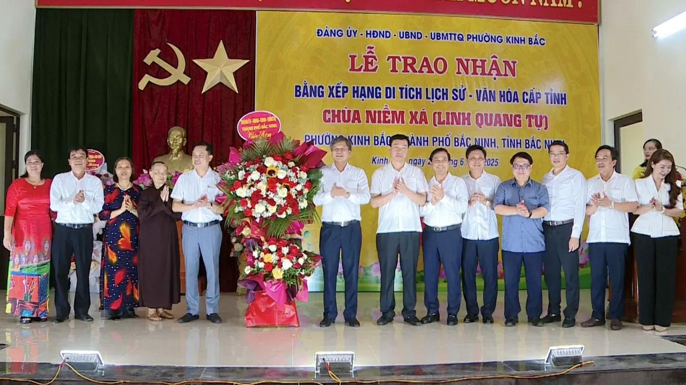 Các đồng chí Thường trực Thành ủy Bắc Ninh tặng hoa chúc mừng chùa Niềm Xá. (Nguồn: Thành ủy Bắc Ninh)