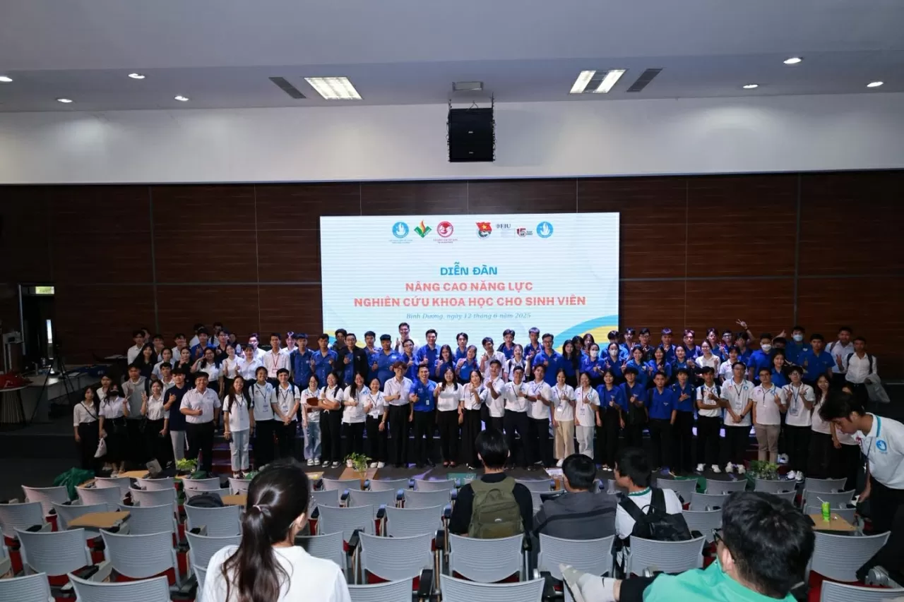 Du học sinh Việt Nam tại Singapore hưởng ứng cuộc thi trực tuyến ‘Ống kính phóng viên’