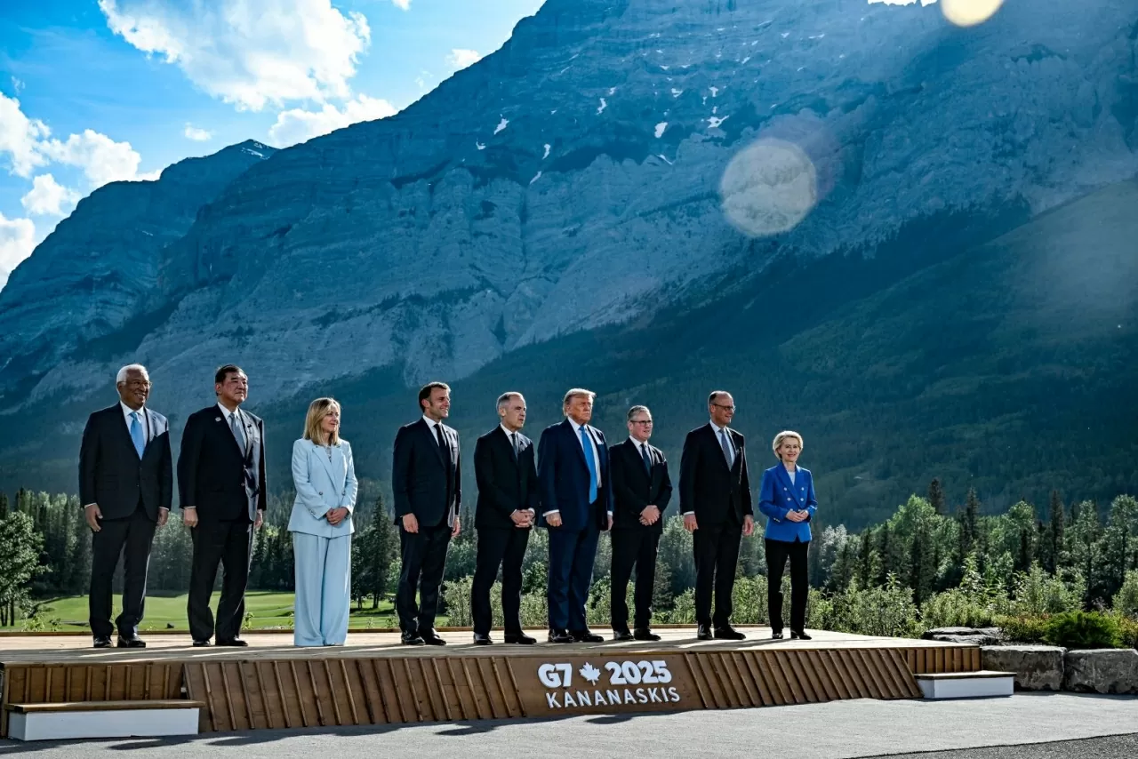 Các lãnh đạo thế giới chụp ảnh tập thể tại Hội nghị Thượng đỉnh G7 ở Kananaskis, Alberta, vào thứ Hai, ngày 16 tháng 6. Từ trái sang phải: Chủ tịch Hội đồng châu Âu António Costa, Thủ tướng Nhật Bản Shigeru Ishiba, Thủ tướng Ý Giorgia Meloni, Tổng thống Pháp Emmanuel Macron, Thủ tướng Canada Mark Carney, Tổng thống Hoa Kỳ Donald Trump, Thủ tướng Anh Keir Starmer, Thủ tướng Đức Friedrich Merz và Chủ tịch Ủy ban châu Âu Ursula von der Leyen. (Nguồn: The New York Times)