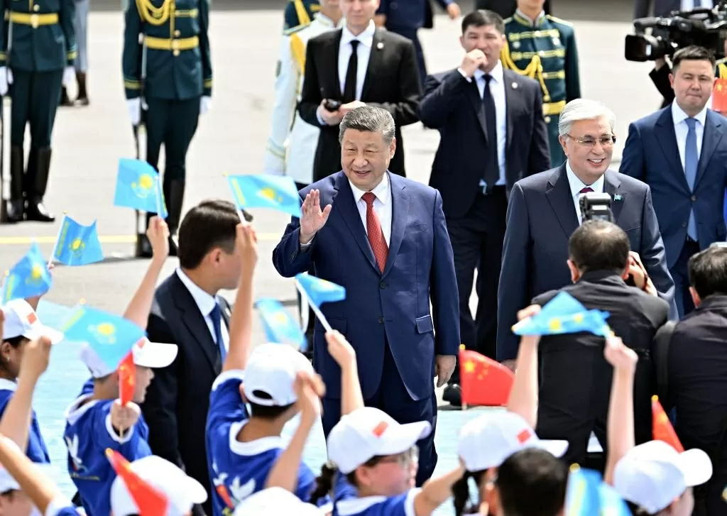 Chủ tịch Trung Quốc Tập Cận Bình vẫy chào đám đông chào đón tại Astana, Kazakhstan, ngày 16 tháng 6 năm 2025. Ông Tập đã đến Kazakhstan vào thứ Hai để tham dự Hội nghị Thượng đỉnh Trung Quốc – Trung Á lần thứ hai theo lời mời của Tổng thống Kazakhstan Kassym-Jomart Tokayev. (Nguồn: Tân Hoa xã)