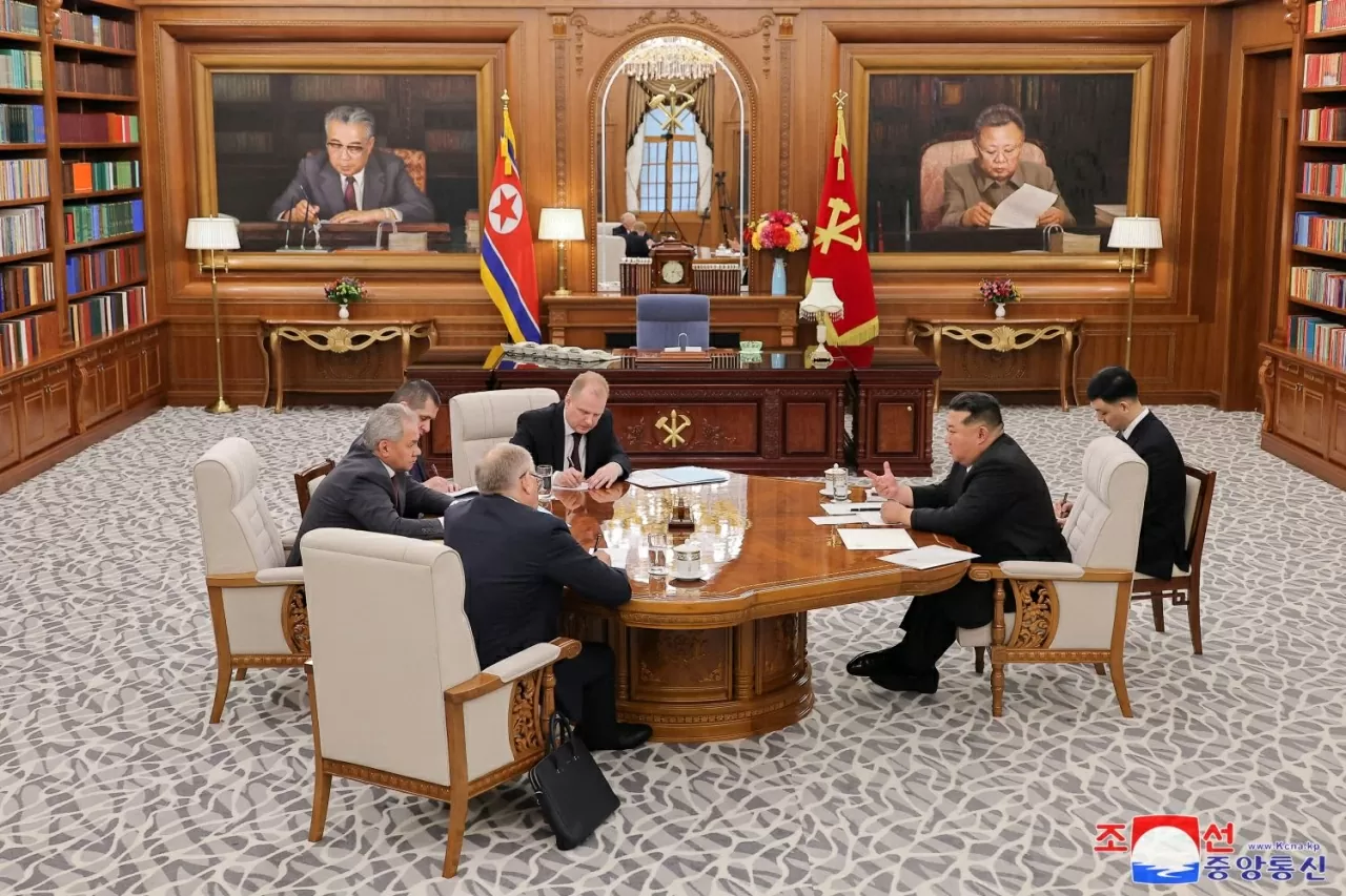 Chủ tịch Triều Tiên Kim Jong Un và Thư ký Hội đồng An ninh Nga Sergei Shoigu trong cuộc gặp tại Bình Nhưỡng, chưa đầy hai tuần sau cuộc gặp tương tự. Tại đây, hai bên đã thảo luận về tình hình hiện tại ở vùng Kursk, nơi Ukraine đã tiến hành một cuộc tấn công bất ngờ vào tháng 8/2024. Ông Kim Jong Un khẳng định sự hợp tác giữa hai nước nằm trong khuôn khổ hiệp ước đối tác toàn diện. Chủ tịch Kim Jong Un đã quyết định cử 1.000 công binh và 5.000 công nhân xây dựng quân sự tới Nga để rà phá bom mìn và tái thiết khu vực Kursk. Chuyến thăm thứ hai của Thư ký Hội đồng An ninh Nga tới Triều Tiên trong tháng này diễn ra đúng dịp kỷ niệm một năm ngày ký kết hiệp ước đối tác toàn diện giữa nhà lãnh đạo nước chủ nhà Kim Jong Un và Tổng thống Nga Vladimir Putin tại Bình Nhưỡng vào ngày 19/6 năm ngoái. (Nguồn: KCNA)