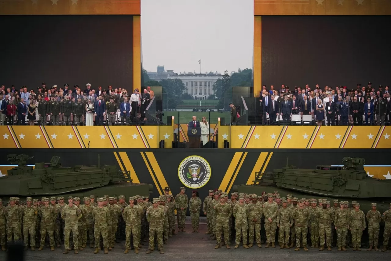 Tổng thống Mỹ Donald Trump và Đệ nhất phu nhân Melania Trump đứng bên nhau vào cuối buổi diễu hành tại Washington, DC, hôm thứ Bảy, ngày 14 tháng 6, nhân dịp kỷ niệm 250 năm thành lập Quân đội Hoa Kỳ. Buổi diễu hành – trùng với sinh nhật lần thứ 79 của Tổng thống – là sự kiện quy mô lớn nhất tại thủ đô nước Mỹ trong nhiều thập kỷ qua, vốn là một ý tưởng mà ông Trump đã thúc đẩy từ lâu. (Nguồn: Getty Images)