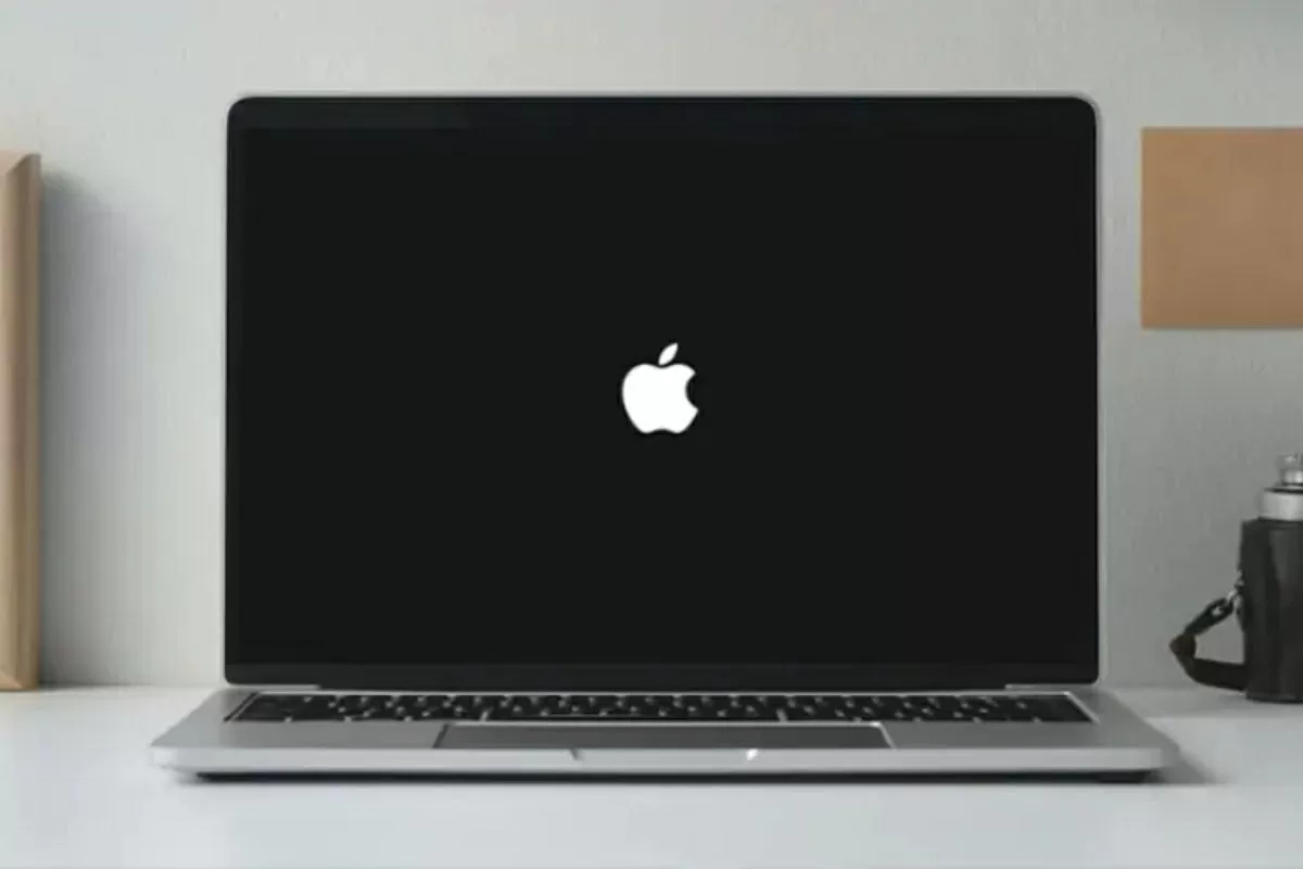Khởi động lại MacBook.