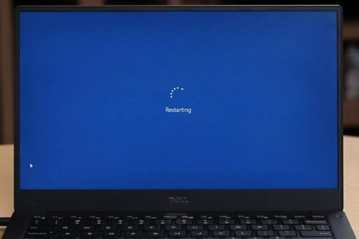 Khởi động lại máy tính để khắc phục lỗi Taskbar.