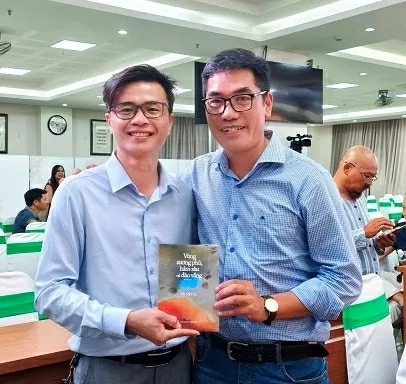 Nhà báo viết tiểu thuyết 'Vùng sương phủ, hầm sâu và đảo vắng'