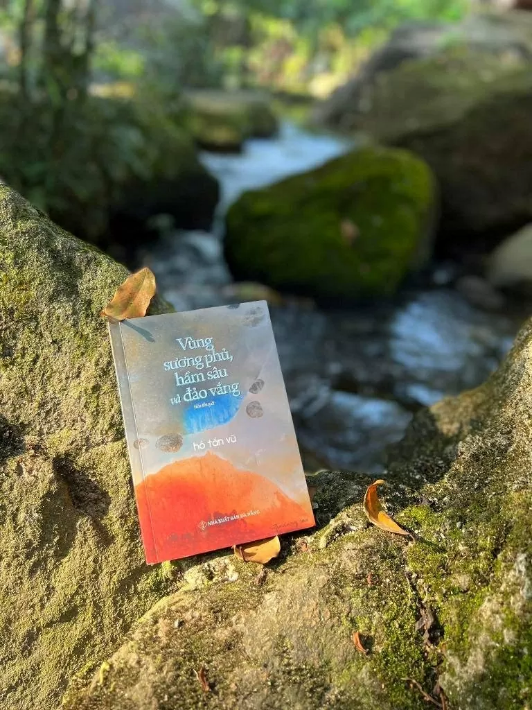 Nhà báo viết tiểu thuyết 'Vùng sương phủ, hầm sâu và đảo vắng'