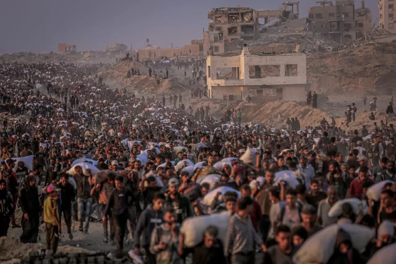 Người dân Palestine đổ về một trung tâm cứu trợ để nhận lương thực ở Thành phố Gaza vào thứ Ba, ngày 17 tháng 6. Trung tâm này do Quỹ Nhân đạo Gaza – đứng đầu bởi Mỹ và Israel – thiết lập. Các tổ chức nhân đạo cho biết lượng viện trợ hiện tại vào Dải Gaza chỉ là một phần rất nhỏ so với nhu cầu thực tế, trong khi Quỹ Nhân đạo Gaza – nhà cung cấp viện trợ chính tại đây – đang vấp phải sự giám sát chặt chẽ từ cộng đồng quốc tế kể từ khi mở các điểm phân phát vào cuối tháng trước. (Nguồn: Anadolu)