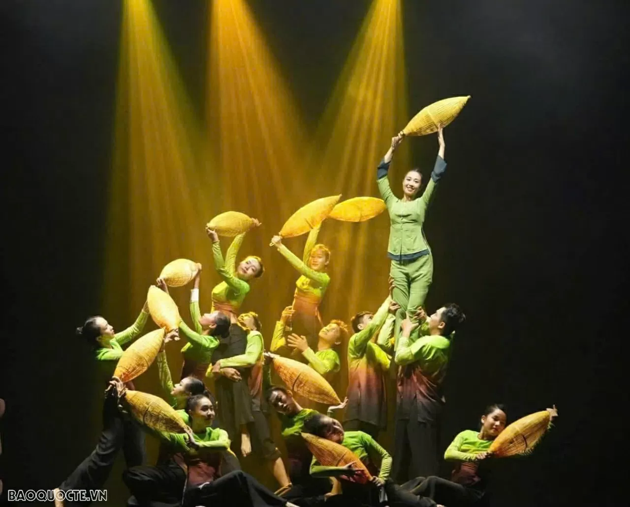 Một tiết mục của nghệ sĩ Nhà hát Bông Sen.